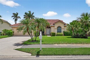 2138 E Crown Pointe Blvd in Naples, FL - Building Photo