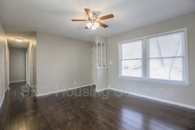1215 N Cedarcrest Dr in Independence, MO - Building Photo - Building Photo