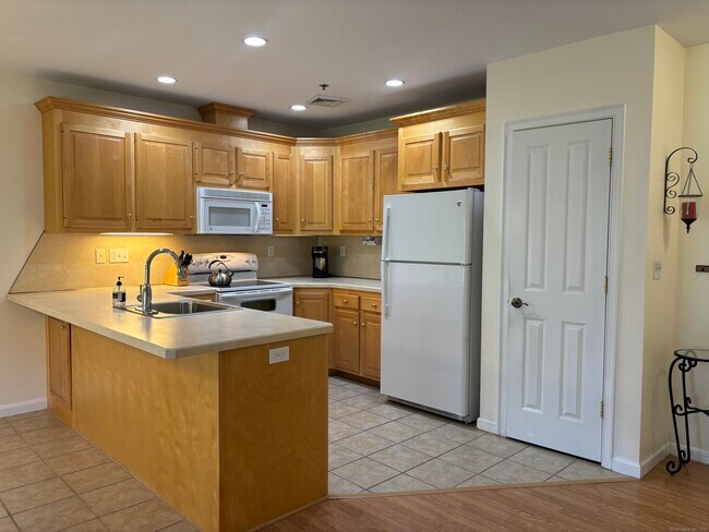 380 Main St in Wallingford, CT - Foto de edificio - Building Photo