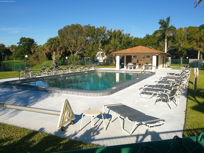 13134 Feather Sound Dr in Ft. Myers, FL - Building Photo - Building Photo