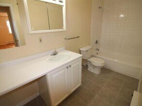 73 E Broadway, Unit K in Derry, NH - Building Photo - Building Photo