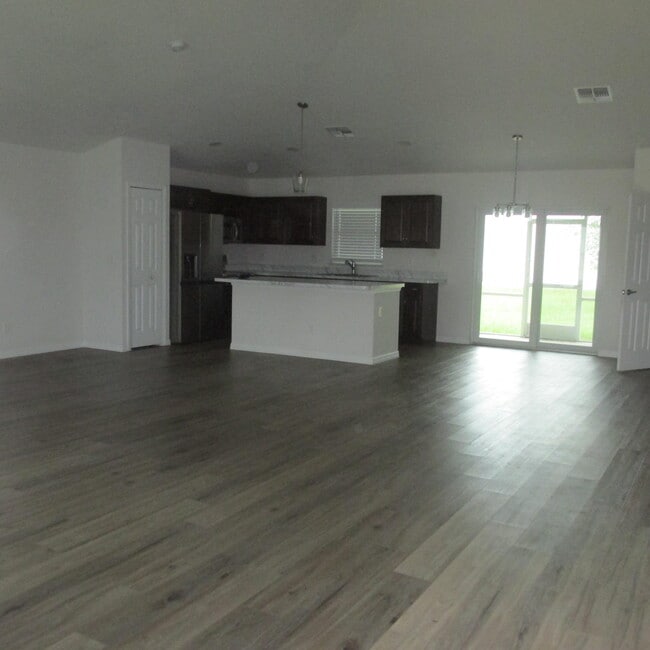 1726 SE Minorca Ave in Port St. Lucie, FL - Foto de edificio - Building Photo
