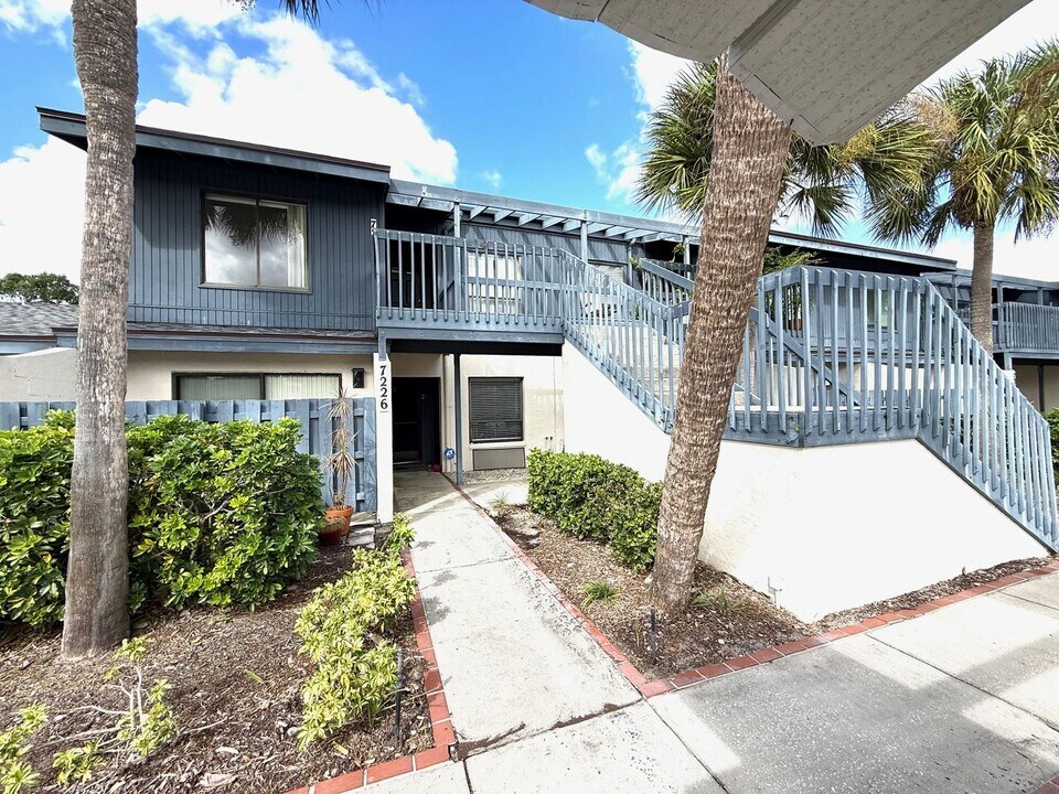 7230 Cloister Dr in Sarasota, FL - Building Photo