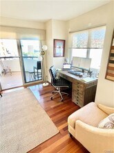 525 E Seaside Way in Long Beach, CA - Building Photo - Building Photo
