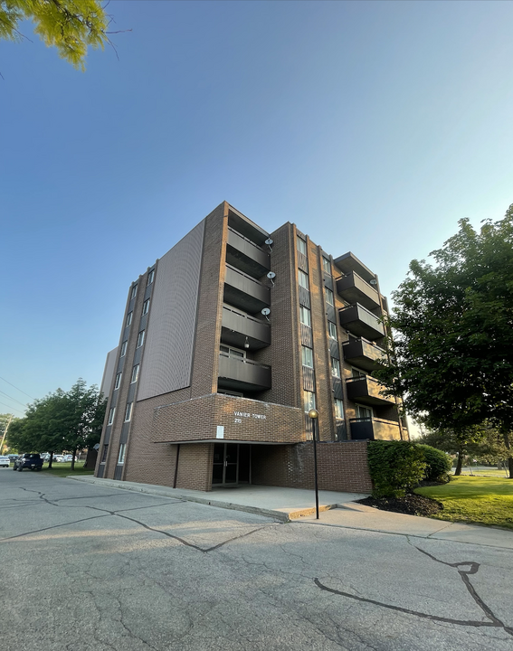 215 College Av W in Guelph, ON - Building Photo