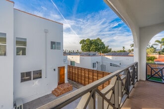 2934 Somerset Dr, Unit Half in Los Angeles, CA - Foto de edificio - Building Photo