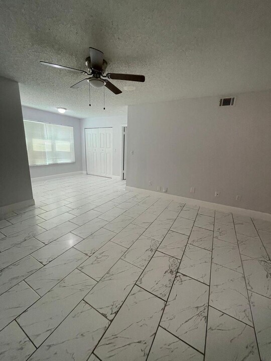4572 Commander Dr in Orlando, FL - Building Photo
