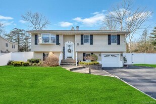 62 Forest Ave in Lake Grove, NY - Building Photo