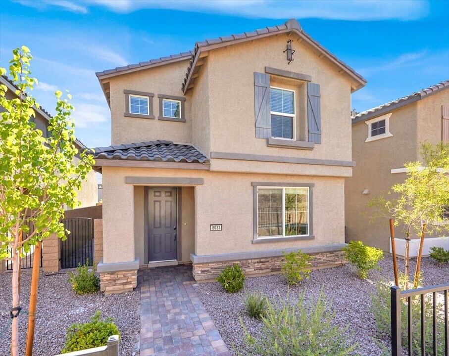 8033 Skye Foxx St in Las Vegas, NV - Foto de edificio