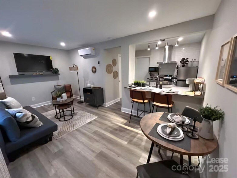 2000 Patio Ct, Unit 124 in Charlotte, NC - Foto de edificio