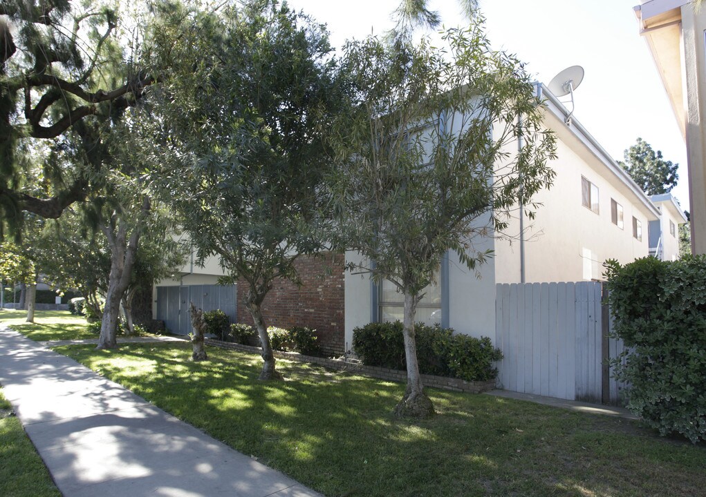 13110-13112 Riverside Dr in Sherman Oaks, CA - Building Photo