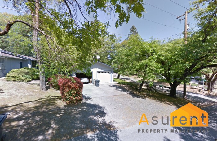 1102 NW E St in Grants Pass, OR - Building Photo