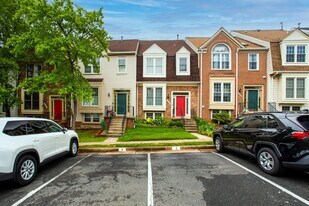 21707 Leatherleaf Cir in Sterling, VA - Building Photo