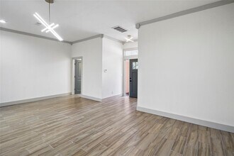 3010 Winding Way in Huntsville, TX - Foto de edificio - Building Photo