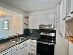 2016 Bay Dr, Unit 405 in Miami Beach, FL - Foto de edificio - Building Photo