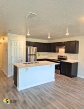 6144 Allied Ct in Port Charlotte, FL - Foto de edificio - Building Photo