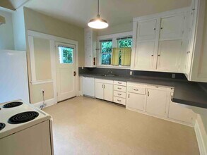 6465 SW Capitol Hwy in Portland, OR - Building Photo - Building Photo