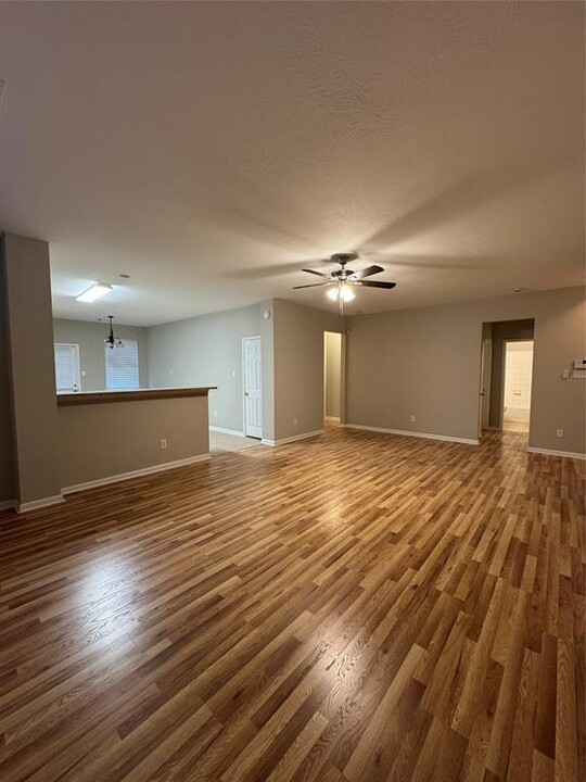 7442 Oakwood Canyon Dr in Cypress, TX - Building Photo