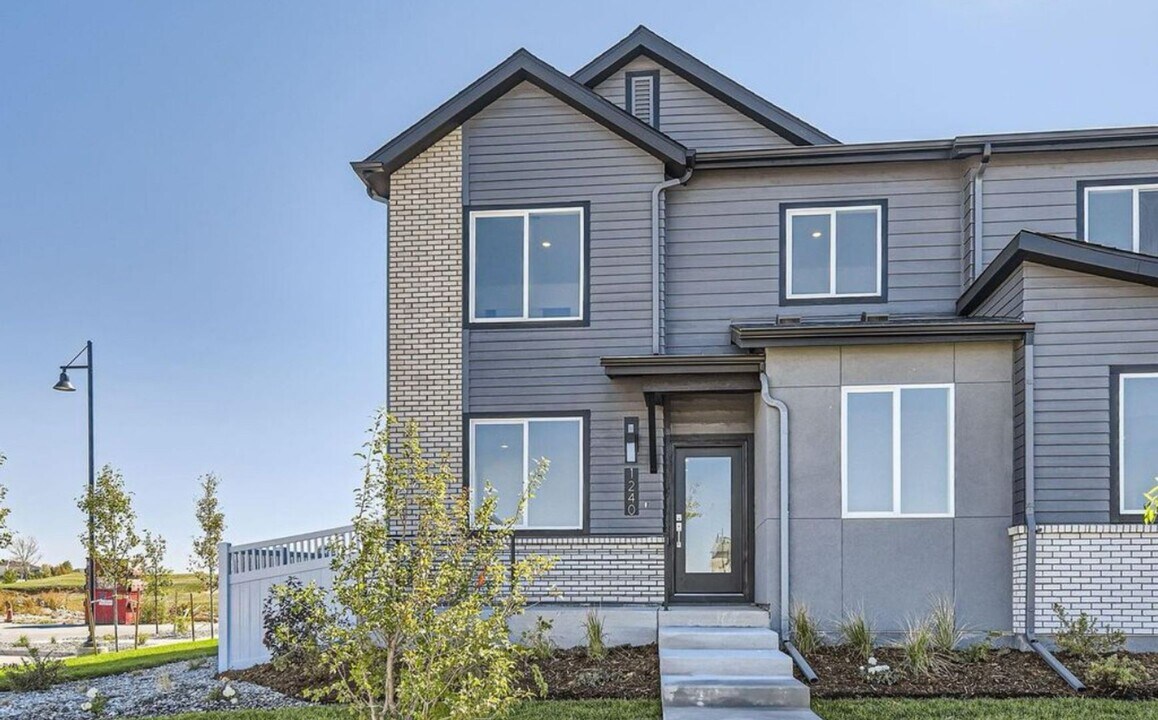 1240 S Algonquian St in Aurora, CO - Building Photo
