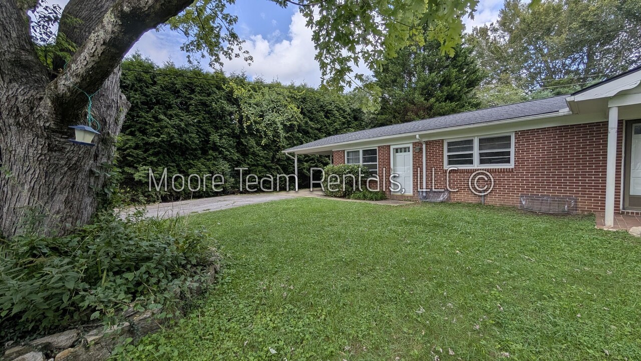 914 Rutledge Annex in Hendersonville, NC - Building Photo