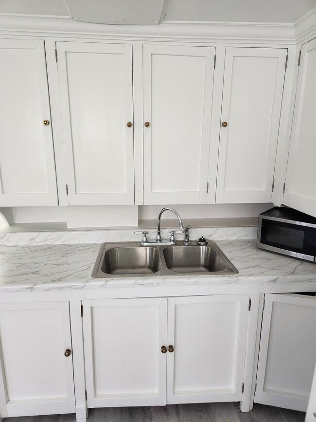 185 Thames St, Unit B-1 in Groton, CT - Foto de edificio - Building Photo