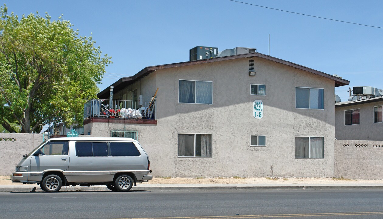 4220 Pennwood Ave in Las Vegas, NV - Building Photo