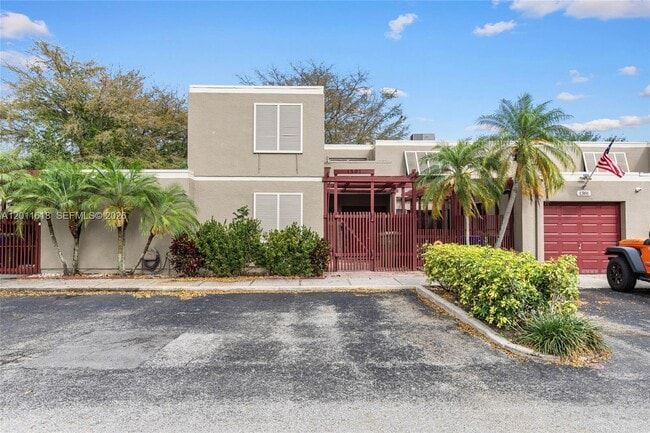 1391 W Fairway Rd in Pembroke Pines, FL - Building Photo - Building Photo