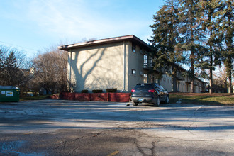 Delafield Courtyard in Waukesha, WI - Foto de edificio - Building Photo