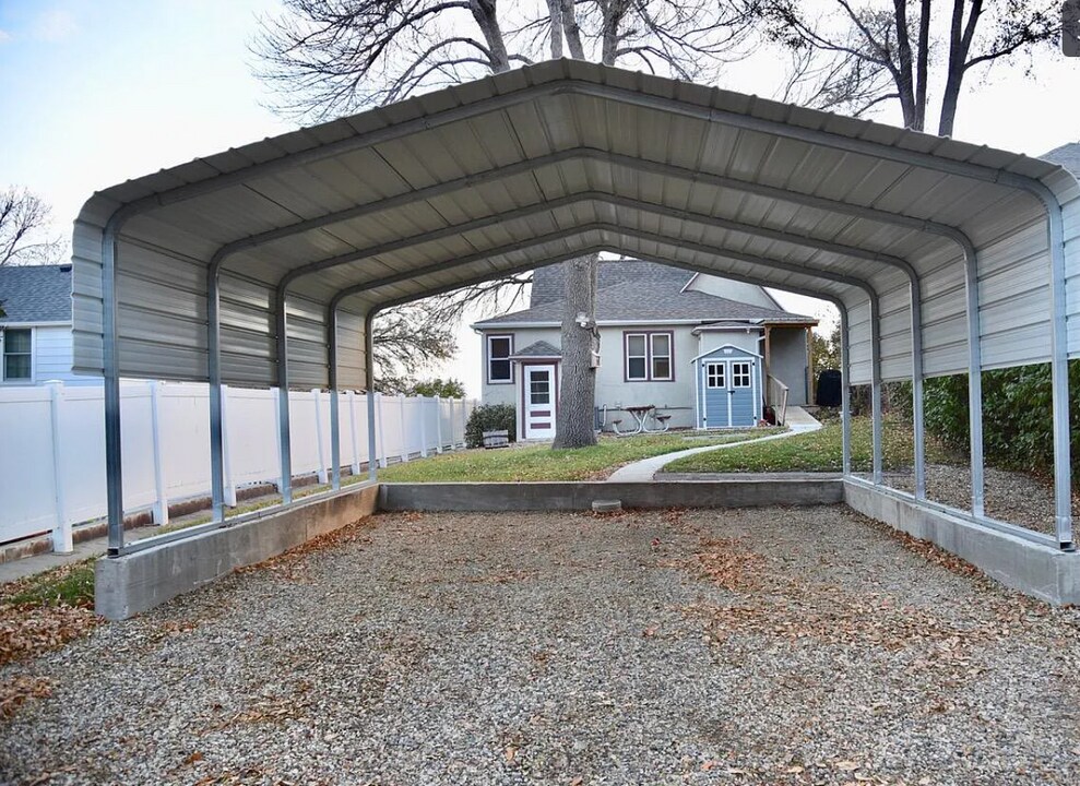 210 E Wynoka St in Pierre, SD - Building Photo