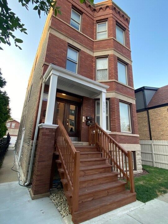 2320 W Armitage Ave in Chicago, IL - Building Photo