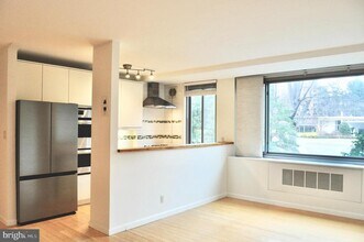 4200 Cathedral Ave NW in Washington, DC - Building Photo - Building Photo