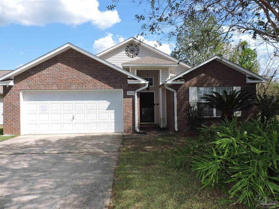 724 Hanley Downs Dr in Cantonment, FL - Building Photo