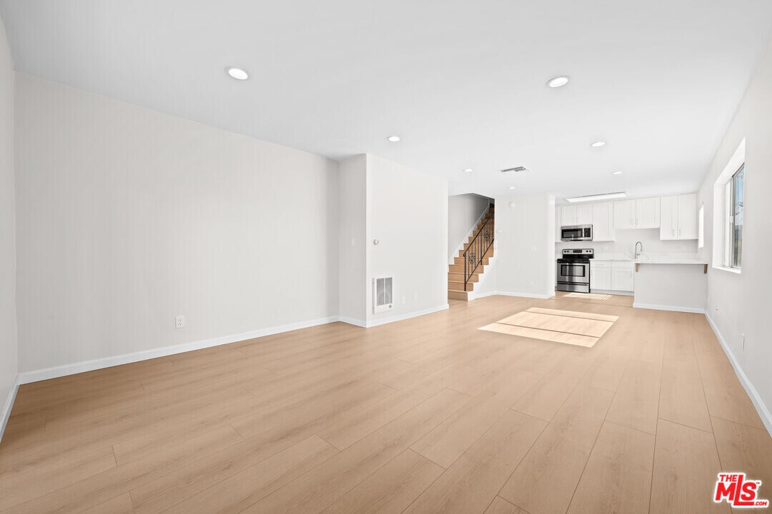 1206 S Holt Ave in Los Angeles, CA - Building Photo