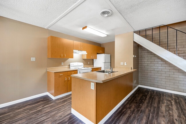 Whispering Woods in Modesto, CA - Building Photo - Building Photo
