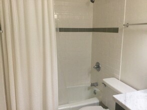 7621 Volga Dr, Unit 2 in Huntington Beach, CA - Building Photo - Building Photo