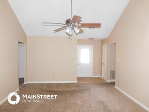 7816 Lake Cross Dr E in Memphis, TN - Building Photo - Building Photo