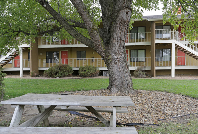 Cedar Lakes Apartments in Wichita, KS - Building Photo - Building Photo