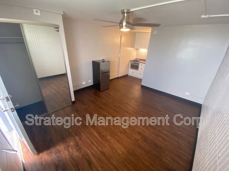 1301 Lusitana St in Honolulu, HI - Building Photo