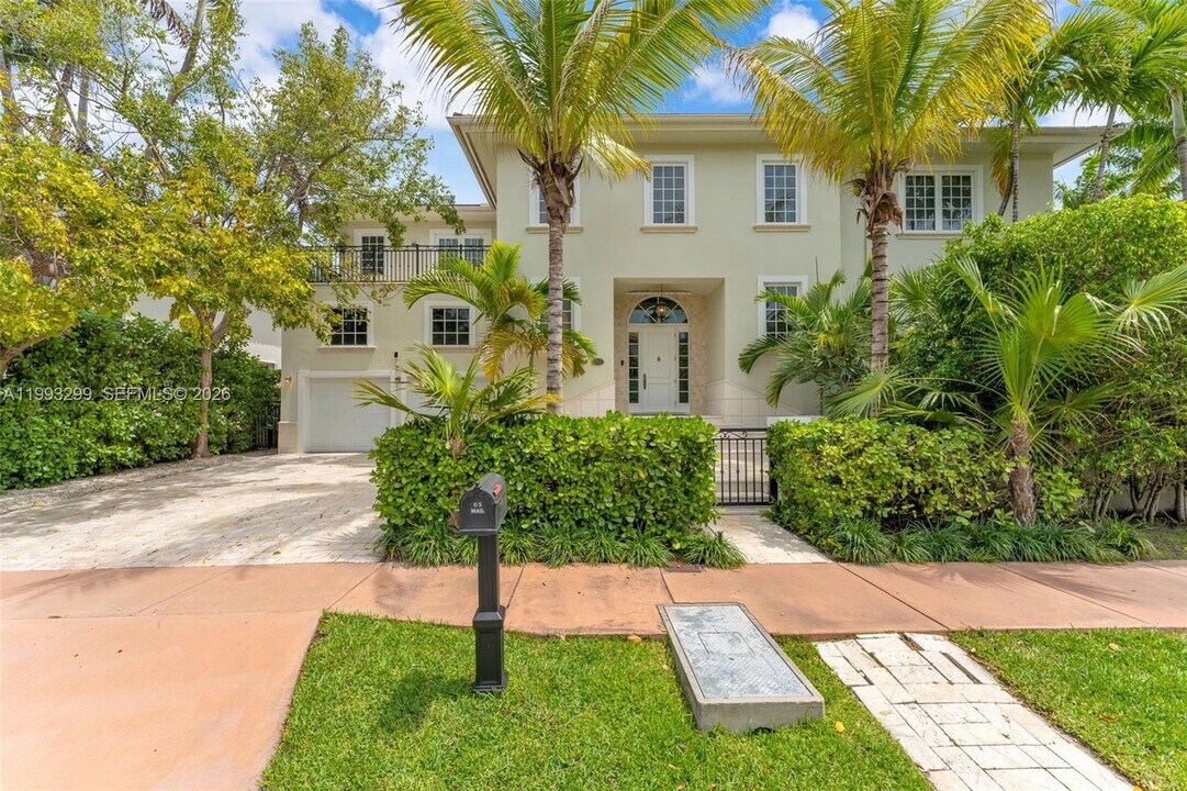797 Ridgewood Rd in Key Biscayne, FL - Building Photo