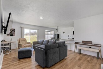 613 N Cheyenne Vly Rd in Nixa, MO - Building Photo - Building Photo