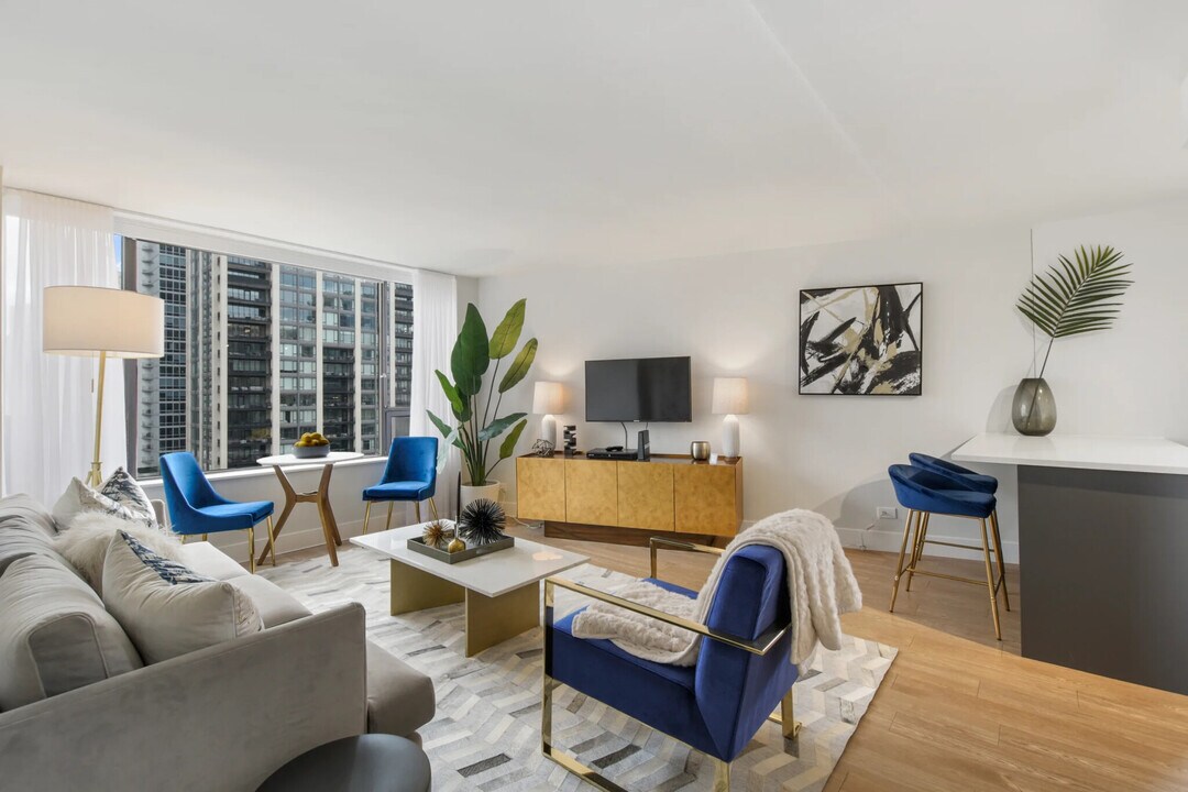 1 E Oak St in Chicago, IL - Building Photo