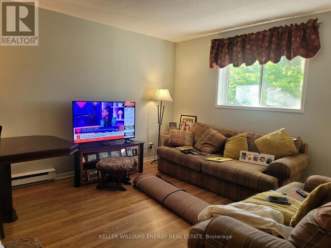 576 Mary St E in Whitby, ON - Building Photo - Building Photo