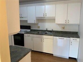 23 Village Ct in West Warwick, RI - Foto de edificio - Building Photo