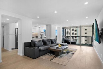 2655 Collins Ave in Miami Beach, FL - Building Photo - Building Photo