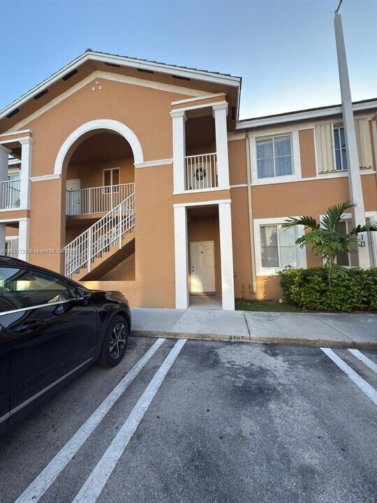 17720 NW 73rd Ave in Hialeah, FL - Building Photo