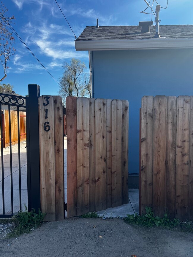 316 Linden St in Modesto, CA - Building Photo - Building Photo