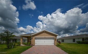 18524 Cronin Sand Ln in North Fort Myers, FL - Building Photo