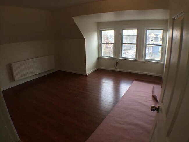 5647 Hampton St, Unit 3 in Pittsburgh, PA - Foto de edificio - Building Photo