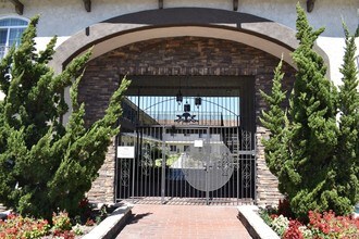 Casitas de Seville Apartments in Buena Park, CA - Foto de edificio - Building Photo