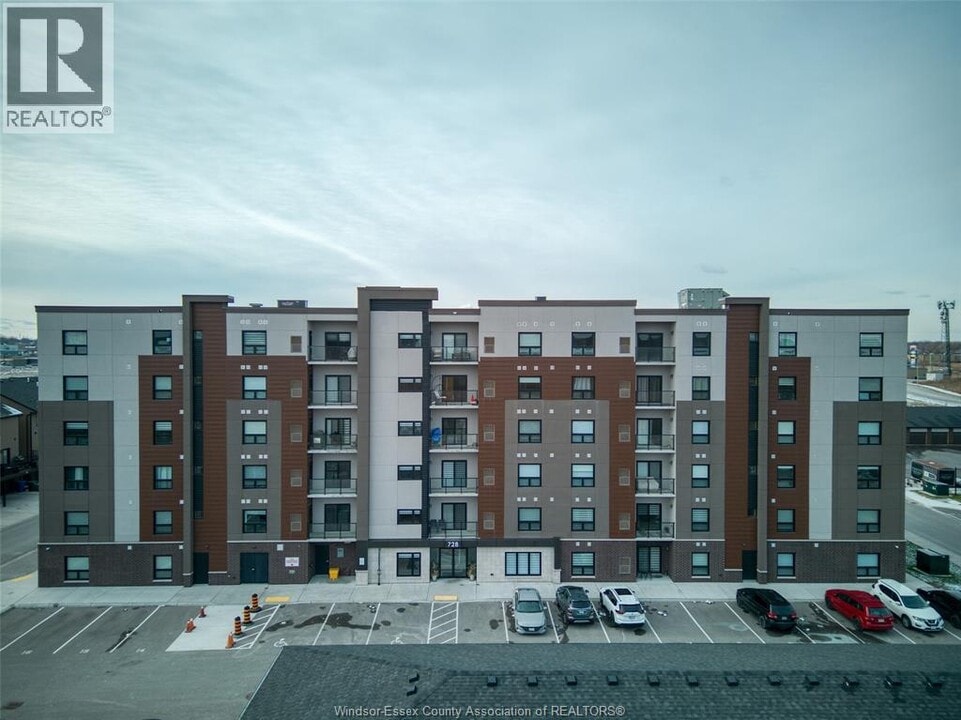 728 Brownstone Dr in Lakeshore, ON - Building Photo